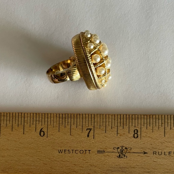 Vintage Avon 1970 Ring of Pearls Perfume Locket Ring Goldtone and Faux Pearl - Picture 7 of 7